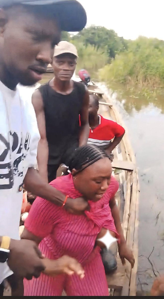 DazzleStores's tweet photo. Religion will be the end of us in this country

A disturbing incident has sparked outrage after a woman allegedly threw a 5 year 0ld ch!ld into a river.

She said a seer from  Ovia NorthEast Local Government Area of Edo State asked her to throw her baby 

Residents have gathered and are searching for the ch!ld.
