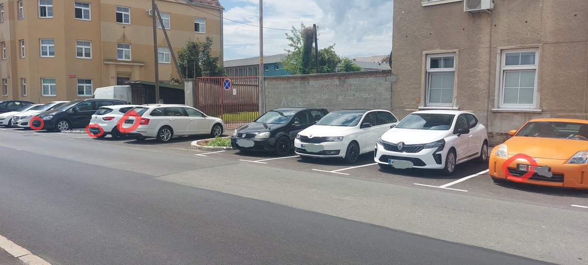 MatjazStajner's tweet photo. Na Industrijsi cesti v Mariboru danes naštel pet (5!) novih avtov.

Komaj mesto Maribor plača nova parkirišča neposredno na prometni žili industrijske cone, že si kupujejo nove avte. 🫤

Za novo okno in za osnovni tečaj slovenščine pa nimajo denarja. https://t.co/vOxaKYN7qX