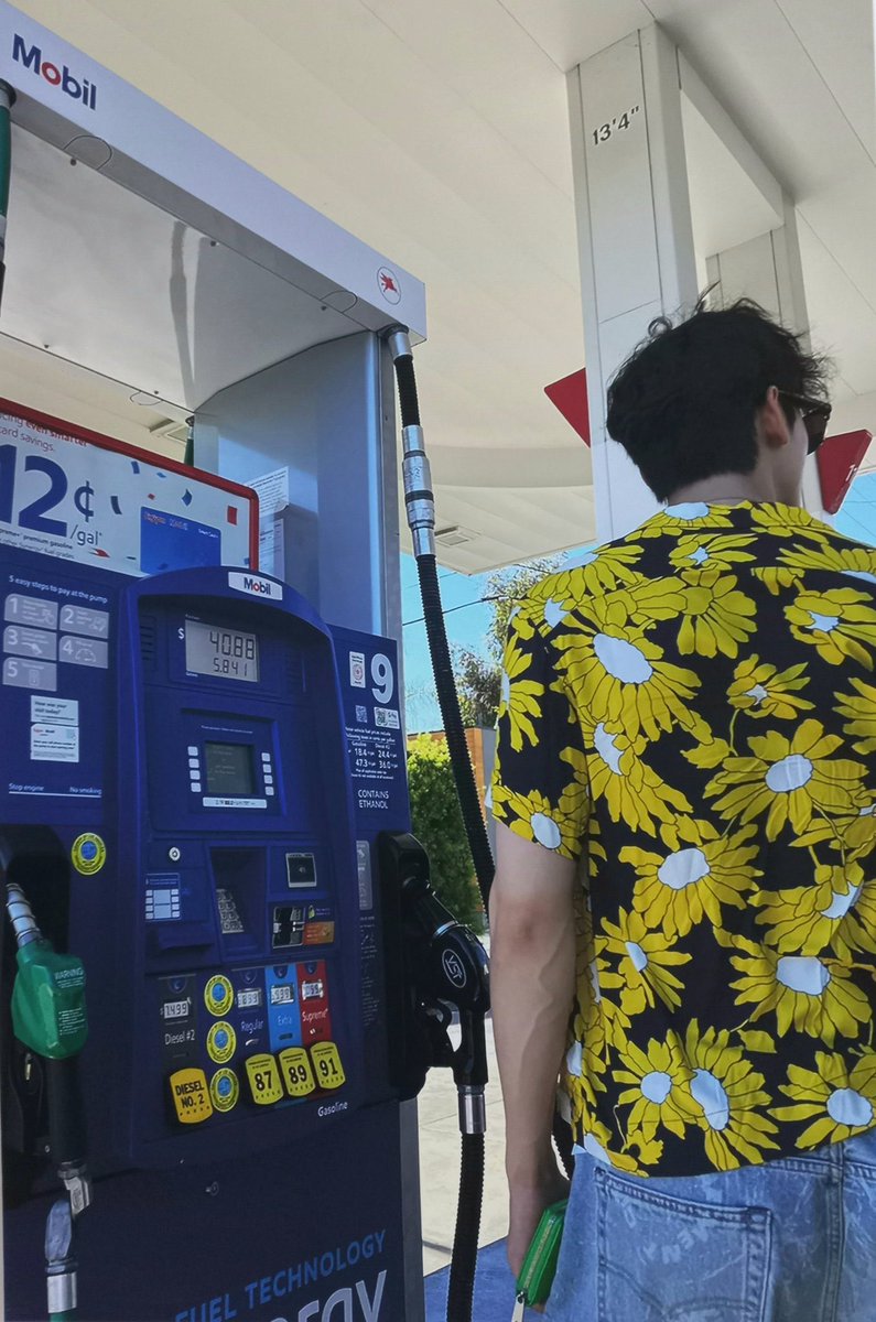 DanielleMaterra's tweet photo. cha eunwoo pumping his own gas at an American gas station will always be so hot to me for some reason 🇺🇸 ⛽️ https://t.co/6UwGtZ63r1