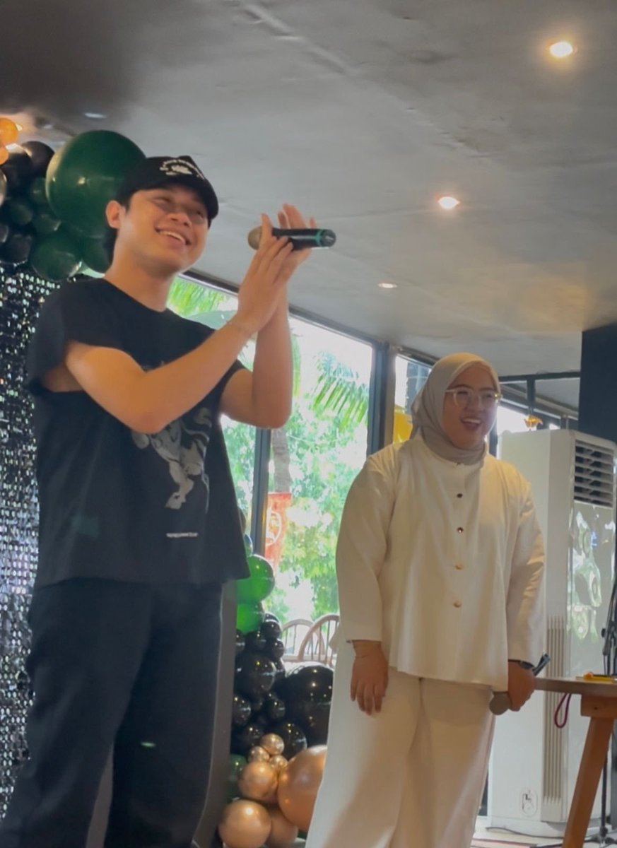 PutriUmmi's tweet photo. Walaupun gue malu setengah mampus krn gaada bakat buat ngeroasting gini tp gue happy krn rony nya ketawa 😭
.
.
Mari kita ingatkan outfit outfit out of the box itu🫣😭 btw thank you minwan &amp; tim panitia atas kesempatannya 

#RXXVDay https://t.co/2JswDpgo0q