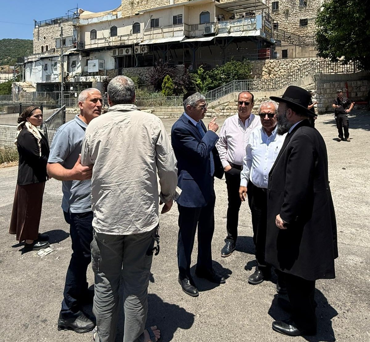 moshe_nayes's tweet photo. אפס פשרות בבטיחות: המשרד לשירותי דת משנה את פני ציון הרשב"י במירון כחלק מיישום מסקנות ועדת החקירה הממלכתית, מנכ"ל המשרד יהודה אבידן הוביל בשיתוף עם ועדת תכנון מיוחדת במירון בהשתתפות רב הכותל והמקומות הקדושים הגר"ש רבינוביץ ויו"ר הוועדה בעוז יוסף לאישור מבני התקהלות, נתיבי מילוט ומדרגות חירום. הבשורה: לאחר 4 שנות בנייה, נחנך קומפלקס שירותים מפואר ומונגש ב��ותפות קרן ספרא, לצד מבנה מותאם לכהנים שנבנה בסטנדרט ההלכתי המחמיר "כיפין על גבי כיפין"