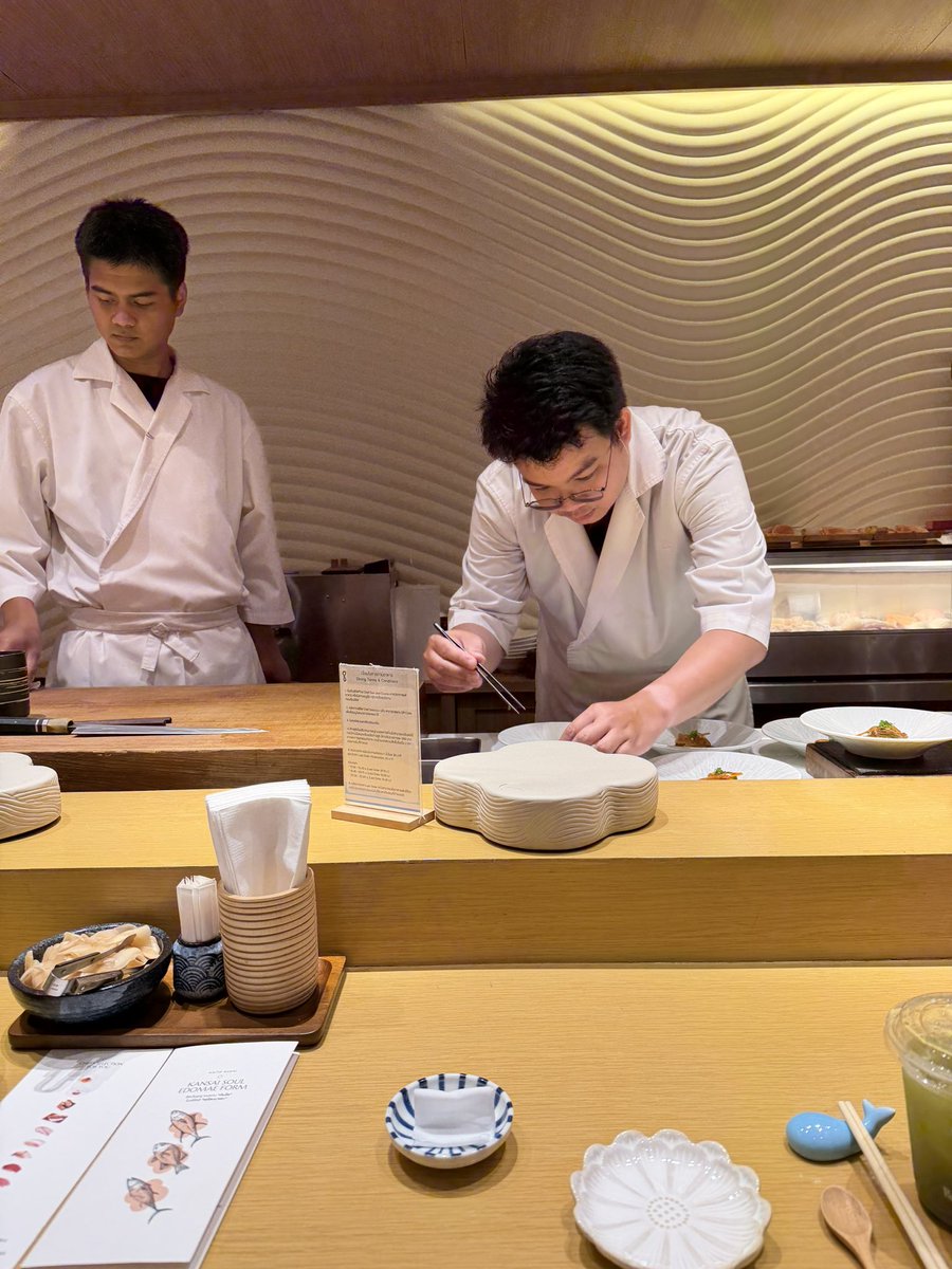 panupun_kmutt's tweet photo. เพิ่งเคยไปกิน Sushi 🍣 แบบ Omakas + All you can eat ร้านระดับนี้บริการโคตรดี วัตถุดิบดีมากๆปลาไม่มีความคาวเลย บริมาณข้าวก็ไม่เยอะเกินไป ข้าวไม่แตกง่าย ปลาก็สดมากๆ ทุกอย่างถูกปรุงต่อหน้าเรา สามารถกินได้เลยโดยไม่ต้องจิ้มซอส ใครไม่เคยไปอยากให้ลองมากๆ ราคาสำหรับเราคิดว่าไม่ได้แรงมาก https://t.co/l98x6DKitb