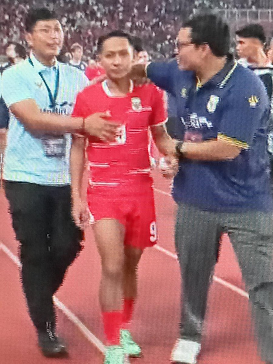mas_umbies's tweet photo. Mau cerita sedikit kronologi Beckham untuk kejadian kedua kalinya "diacungkan jari tengah" yang katanya suporter Timnas.

Jadi tadi after match, seperti biasa timnas keliling berjalan untuk menyapa para suporter, nah saat timnas sampe di tribun barat,
-cont https://t.co/Uhv5P0NdZd