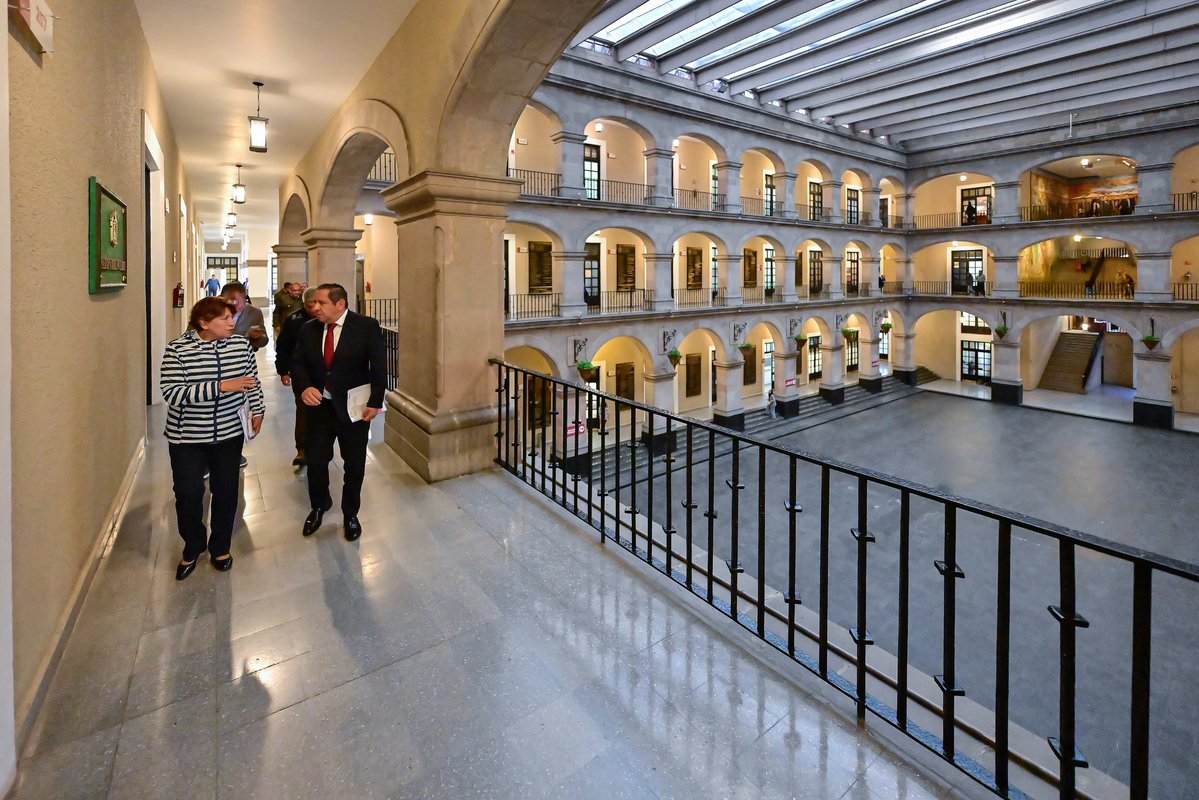 delfinagomeza's tweet photo. Encabecé la Mesa de Paz de este martes desde el Palacio de Gobierno, la Casa del Pueblo mexiquense.
Trabajar, de manera coordinada, todas las autoridades es fundamental para avanzar en un #EdoMex seguro, por lo que agradezco el acompañamiento este día del Magistrado @mgdohector, Presidente del @PJEdomex.
#ElPoderDeServir