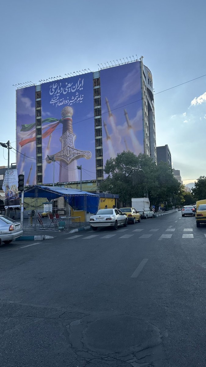 zeinabm62's tweet photo. گاهی یک دیوارنگاره بیشتر از هزار سخنرانی از عشقِ یک ملت به مولا علی(ع) حرف میزنه.

لوکیشن: میدان ونک https://t.co/dnUDHfRa4T