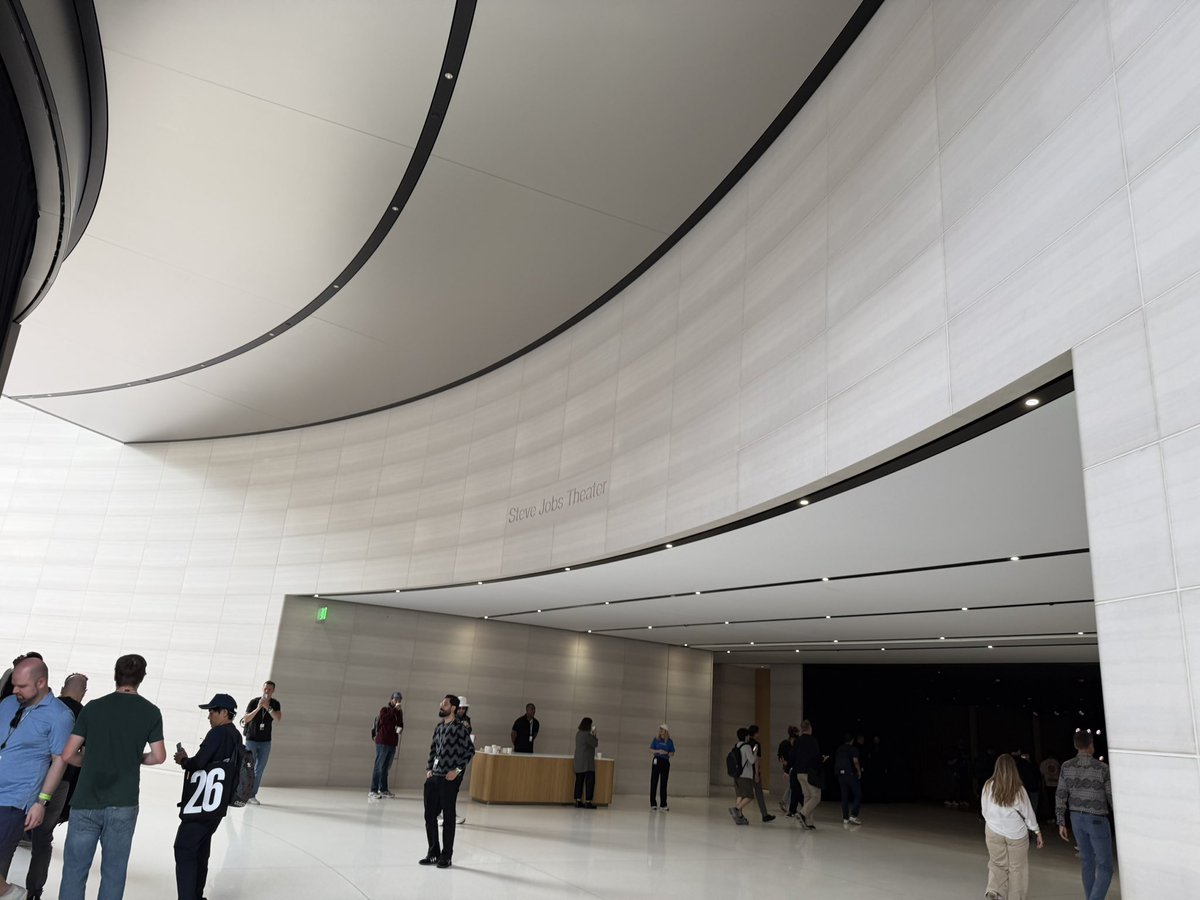 myb's tweet photo. #WWDC26 2日目は、Steve Jobs TheaterでDeveloper Sessionに参加。 https://t.co/AUkzXQxcja