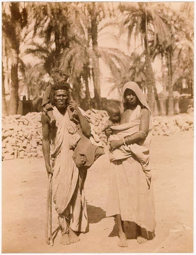 historical_Afr's tweet photo. Bisharin family in the Nile Valley Egypt 1890-1910. When Europeans arrived, they documented indigenous people still inhabiting the lands during the colonial era. The modern country of Egypt was only created in 1953. https://t.co/nhWsnZ99GE