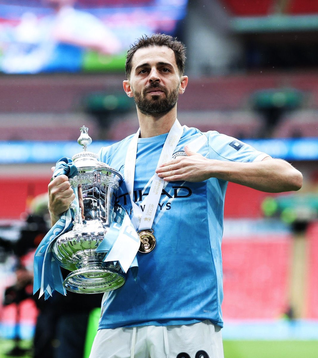 centregoals's tweet photo. 🚨🚨| JUST IN: Barcelona are surprised by Bernardo Silva's recent statements — a 𝐓𝐖𝐎 𝐒𝐄𝐀𝐒𝐎𝐍 𝐃𝐄𝐀𝐋 was already agreed between the club and the player. 😮🇵🇹

Hansi Flick never considered Silva a priority, viewing the midfield as well covered.

[@alexpintanel] https://t.co/1ZwAuRriE0