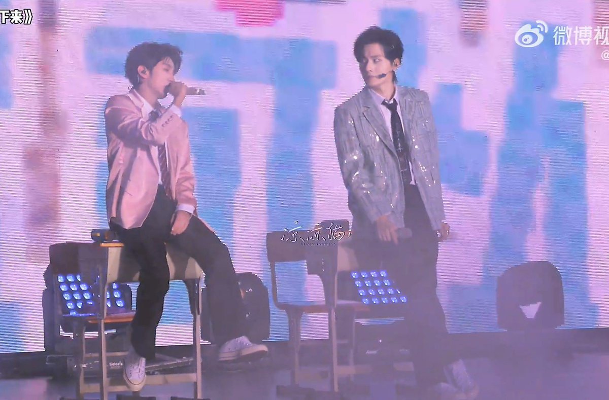 baebaeHyukee44's tweet photo. The lyrics.. watching their stage, looking at the lyrics while them making eye contact, actually make me blush https://t.co/XoN397uL2C