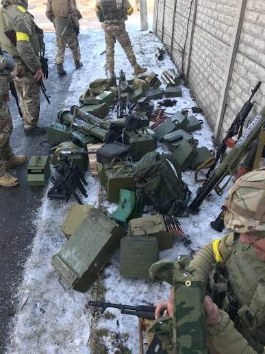 Yagger2025's tweet photo. Исход битвы решил танк 92 бригады ВСУ который прямой наводкой точными выстрелами подавил огневые точки спецназа в окнах. Весь отряд противника из двух десятков оккупантов был полностью уничтожен. Сожженные Тигры у школы стали символом краха планов РФ по захвату Харькова. https://t.co/IWAYuivksH