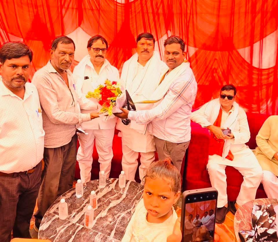 RakeshVermaSP's tweet photo. विधानसभा #कुर्सी व #बाराबंकी शहर के विभिन्न जगहों पर आयोजित भंडारे में पहुंचकर बजरंगबली की पूजा अर्चना कर प्रसाद वितरित किया। https://t.co/VEQ4ru3InC