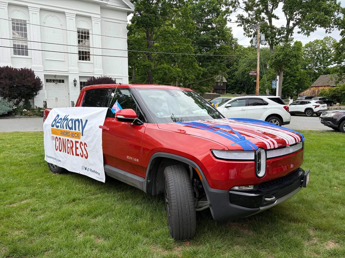 beth4ma's tweet photo. Sunday, I had an amazing time at the Tri-Town Pride Parade! Thank you Tri Town Human Rights Coalition for letting us lead the parade in this great show of acceptance and community. https://t.co/DAUfyvdgeS