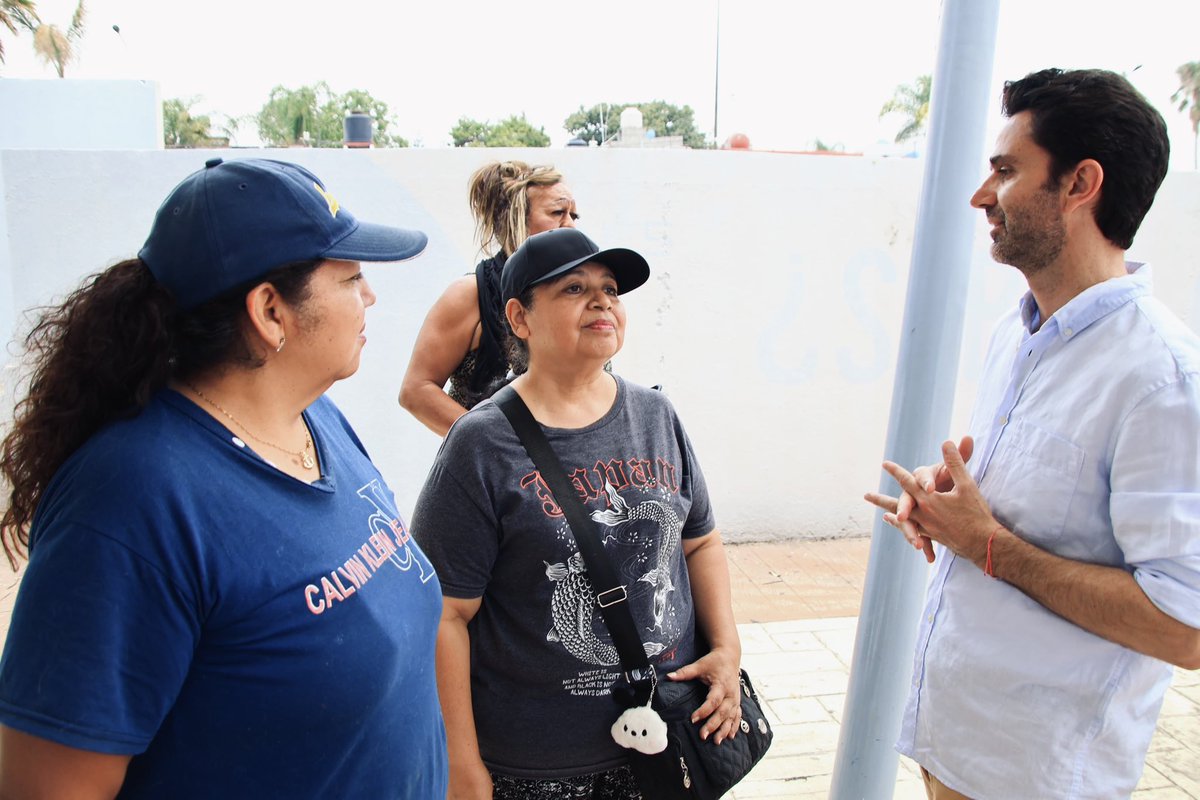 RodrigoAbdalaD's tweet photo. El manual de la batalla comunicacional de nuestro movimiento nos enseña que el primer brazo comunicante de la transformación no son los medios masivos de comunicación convencionales, que siempre han respondido a la élite; el primer brazo comunicante es el pueblo.

Y en ese terreno, lo que quieren hacer los conservadores es cambiar la percepción misma de la realidad. Detrás de cuentas pagadas y bots, se articulan los intereses de los sectores conservadores extranjeros y nacionales que buscan recuperar privilegios perdidos o frenar la Transformación, respaldada por mayorías populares.

Es por eso que nuestro deber como servidores públicos y como ciudadanos es seguir informando en territorio, porque si ellos tienen los millones de pesos para financiar bots y mentiras, nosotros tenemos la fuerza de la organización popular. 🤝