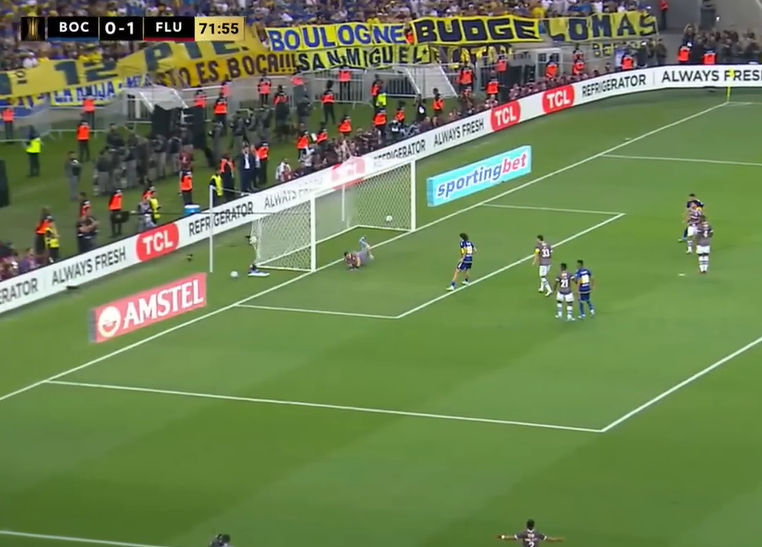 Garcia_Itaipu's tweet photo. Uma das novas regras do futebol é que o jogador que receber atendimento só pode voltar pro jogo depois de um minuto. 

O Roldán meteu essa três anos antes. https://t.co/iXnOPubqV1