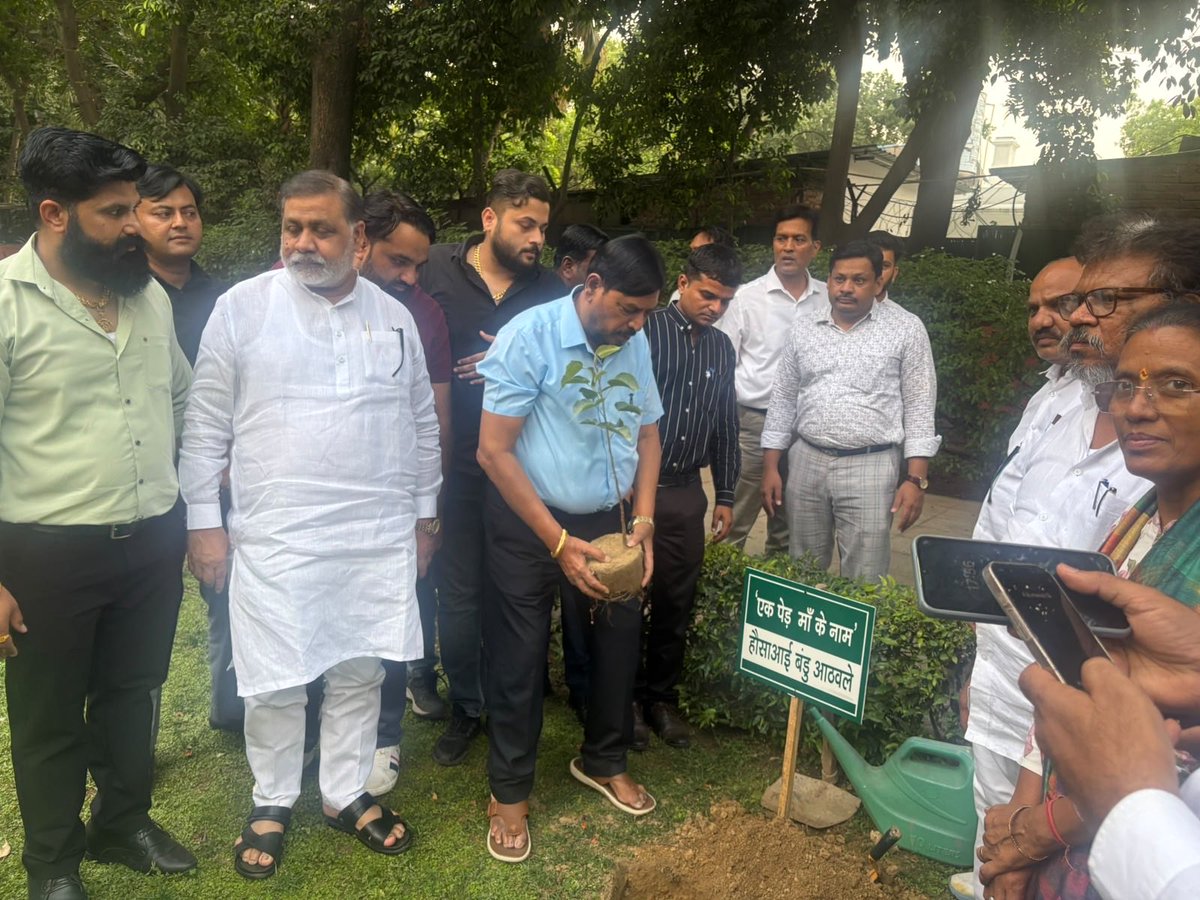 RamdasAthawale's tweet photo. देश के  यशस्वी प्रधानमंत्री श्री नरेंद्र मोदी जी के आवाह्न पर आज नई दिल्ली स्तिथ निवास  ११ सफदरजंग रोड में एक पेड़ माँ  नाम अभियान के तहत वृक्षारोपण किया । 

समस्त देशवासियों से आग्रह करता हूँ कि अभियान से जुड़कर देश के हरित भारत -विकसित भारत बनाने का  काम करे । https://t.co/AP4leAWfWK
