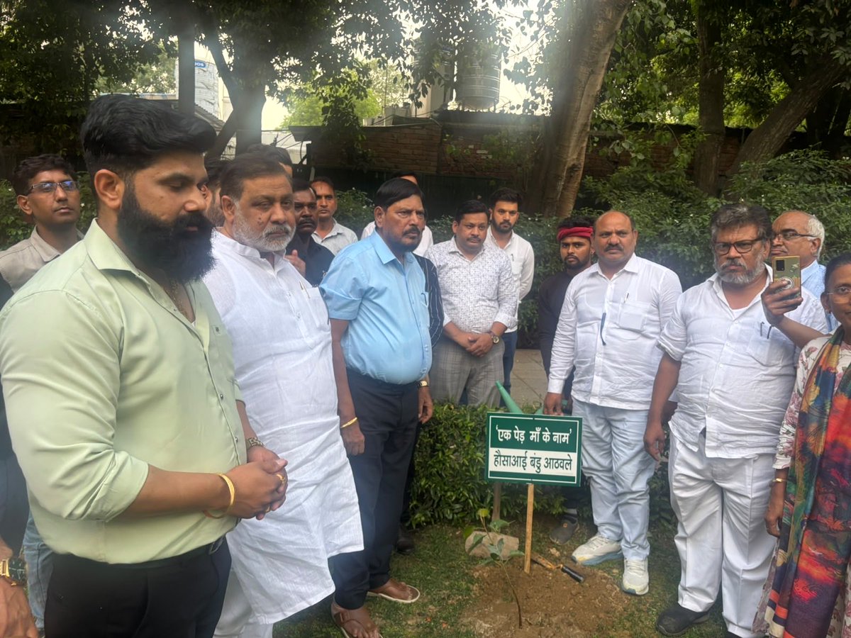 RamdasAthawale's tweet photo. देश के  यशस्वी प्रधानमंत्री श्री नरेंद्र मोदी जी के आवाह्न पर आज नई दिल्ली स्तिथ निवास  ११ सफदरजंग रोड में एक पेड़ माँ  नाम अभियान के तहत वृक्षारोपण किया । 

समस्त देशवासियों से आग्रह करता हूँ कि अभियान से जुड़कर देश के हरित भारत -विकसित भारत बनाने का  काम करे । https://t.co/AP4leAWfWK