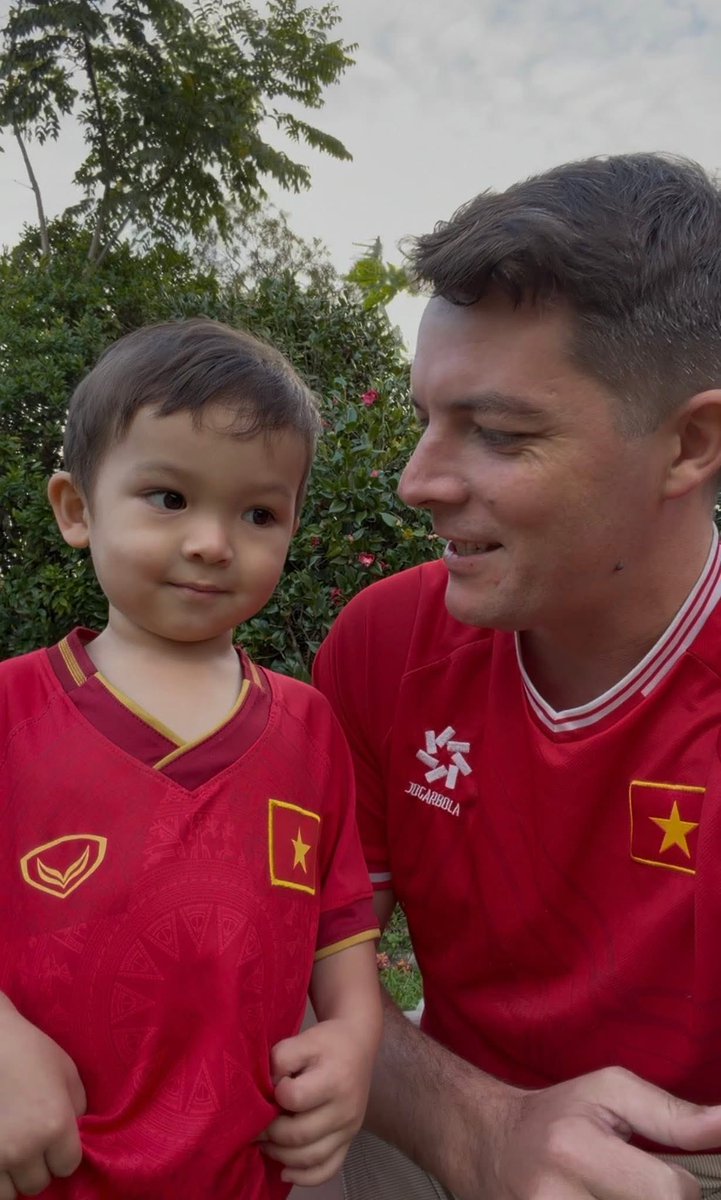 EthanUCTV's tweet photo. Chỉ còn 16 năm nữa để chuẩn bị chơi world cup cho Việt Nam!
Buổi đầu tiên tập cho bé UcViet Haelan 🥹🇻🇳 https://t.co/EvmL1eFqhs