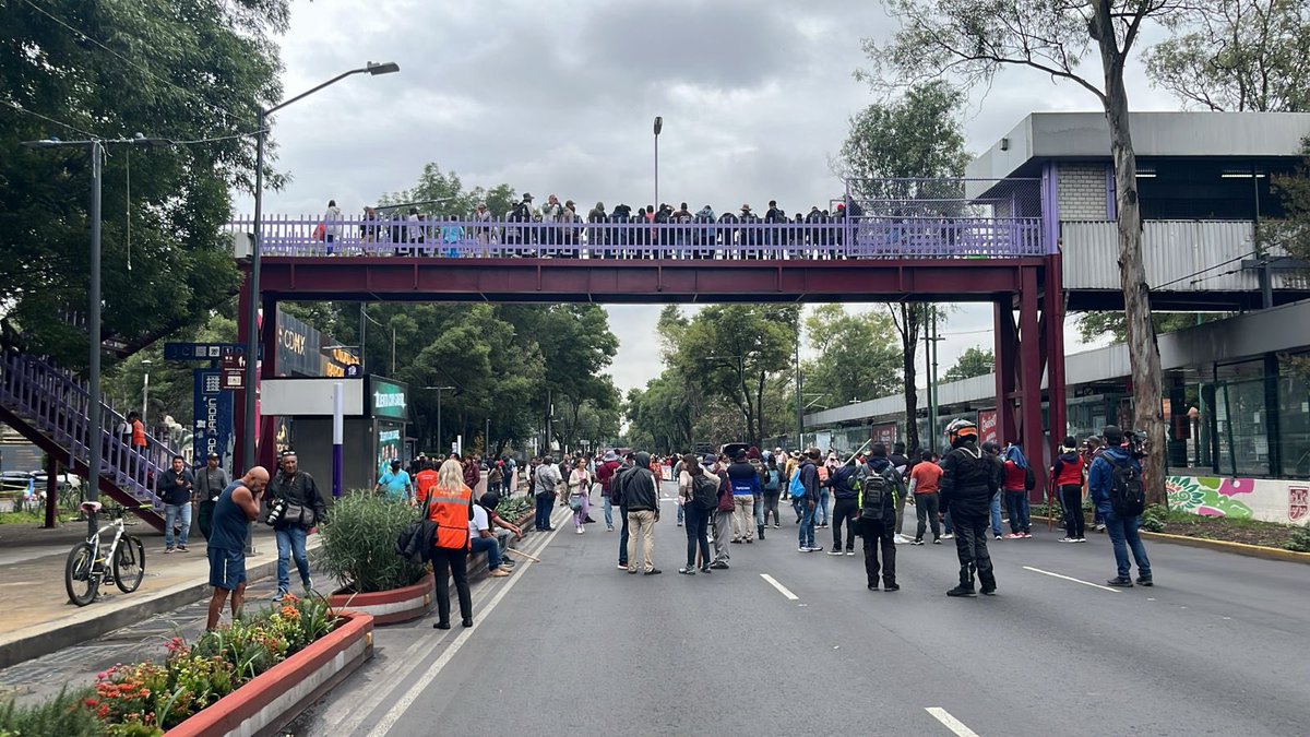 CarlosLoret's tweet photo. Tomen precauciones.
Desvíos  y cortes a la circulación en calzada De Tlalpan con dirección al sur, a la altura de la calzada Taxqueña, en la alcaldía Coyoacán.
@tavitogarcia @WRADIOMexico https://t.co/LFfz2jKRSf