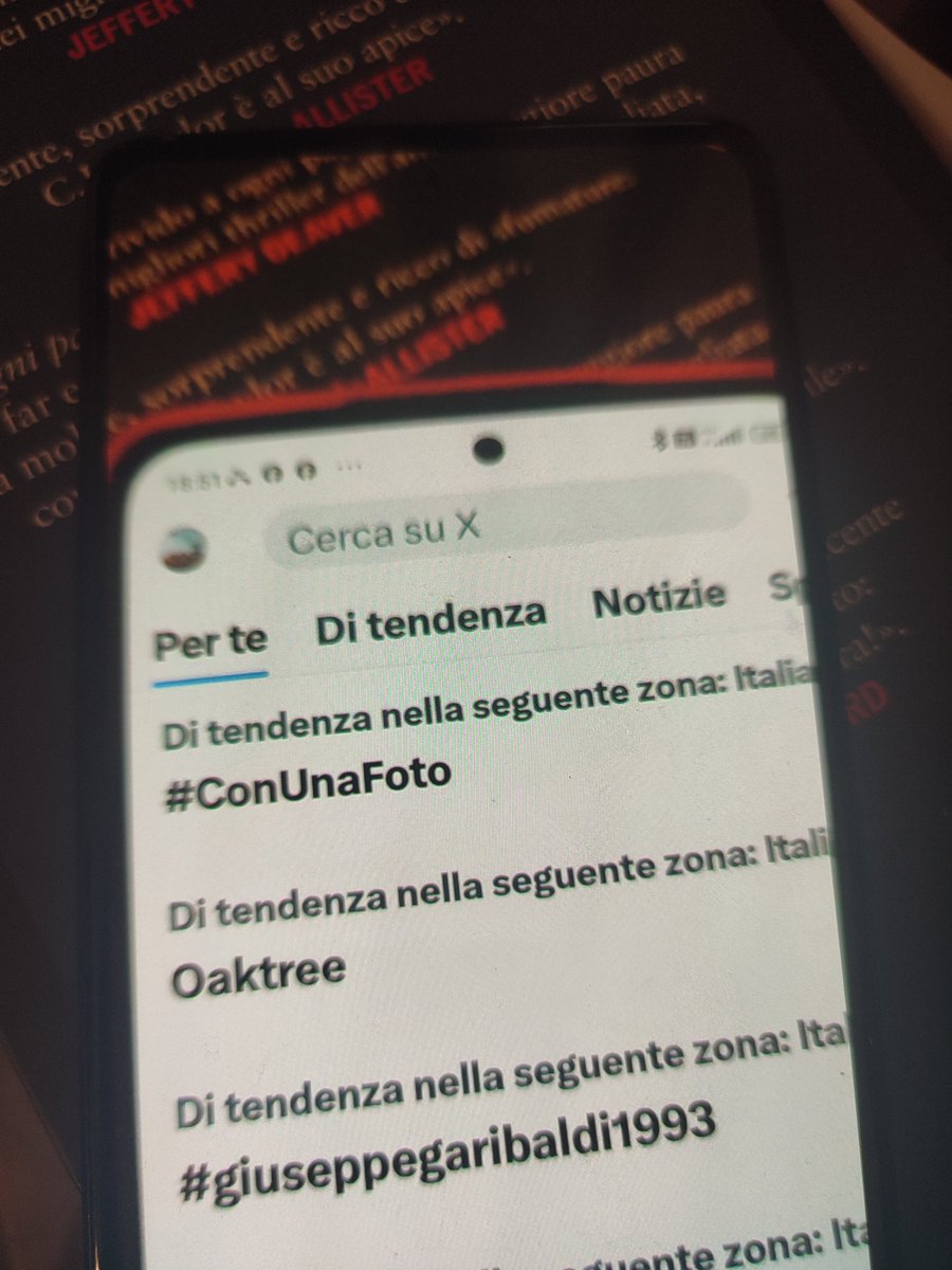 CasaLettori's tweet photo. #ConUnaFoto proposto da @CasaLettori 

È in Tendenza 

 Grazie 😘😘😘😘😘 https://t.co/EcXzJLKwft