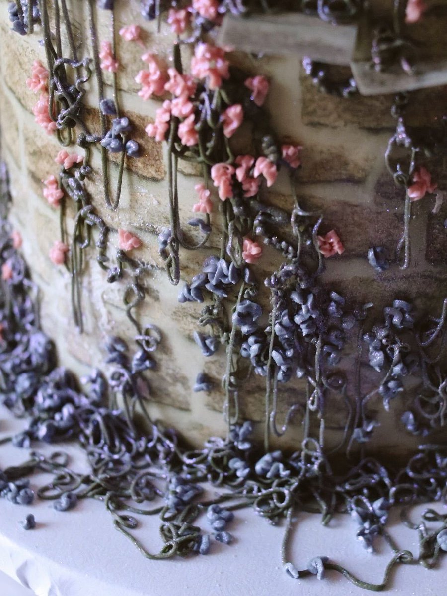 busyliviebee's tweet photo. this cake is so lizzie young coded #lizday #lizzieweek2026 https://t.co/vcQxZ1GR00