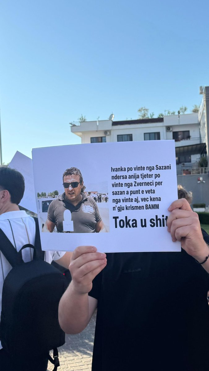 ShefqetFejzo11's tweet photo. #albaniaisnotforsale 

Meanwhile in Lezhë🔥 https://t.co/8TX43mhKDl