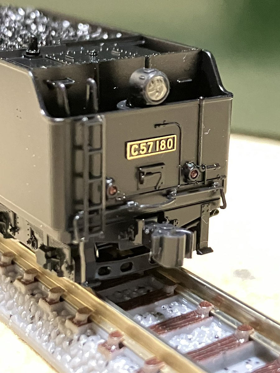 ryoguchi's tweet photo. 今夜はちょっと夜更かし模型いぢり。
いよいよトミックスC57 180に着手。まずはテンダーのカプラー交換とパーツ取付。
特に難しい事はなくささっと取付。カプラーはKATOのCSナックルを。無加工でポン付できるのが有難い😊
最後にナンバープレートを取付けて完了。ばんえつ客車とのカプラー高さも良好✌️ https://t.co/j4hPpjyKlB