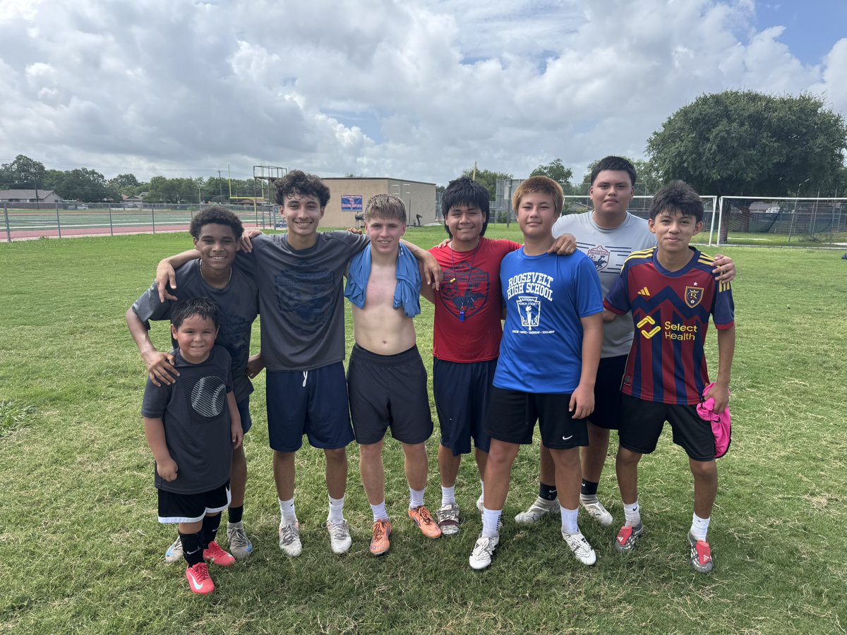 TRFutbolSA1's tweet photo. Campers of the day! These kiddos are grinding and getting better with every rep! 
@WeAreTRHS @TRathletics https://t.co/5UjEGMcPBb