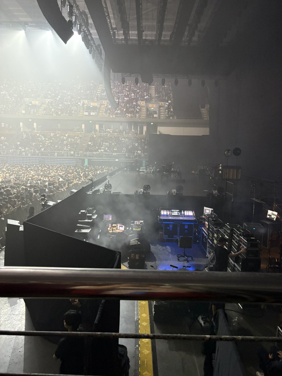 wanpokki's tweet photo. ละนี่ได้บัตรจำกัดการมองเห็น อยุ่ขอบสุดเลยแต่แถวแรก ฟินมาก กลายเป็นที่นั่งที่รสชอบมากเลย มันมีพื้นที่ ละมันมองเห็นชัดดี https://t.co/MOSSyqHuUu