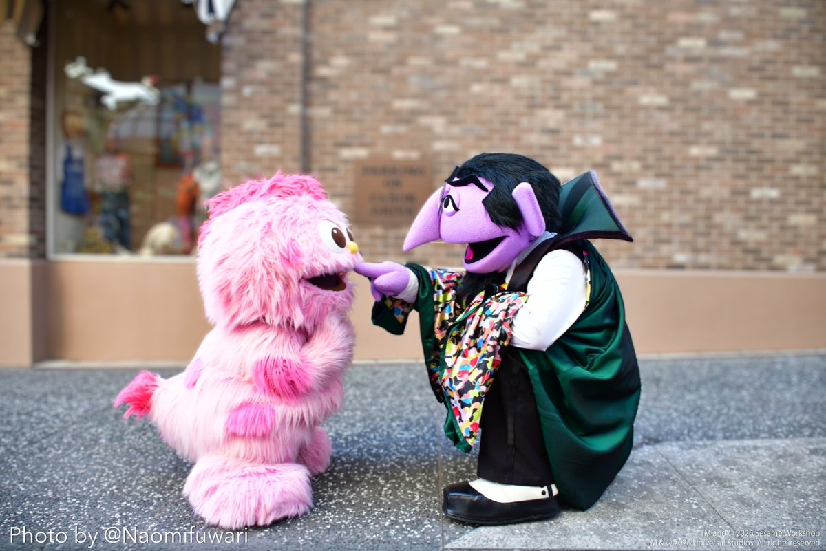 USJ_Official's tweet photo. 「1秒、2秒、3秒…
ひとつひとつの時間が、とっても大切なんだよ」

モッピーはカウント伯爵と一緒に
時の流れについてお勉強中みたい🩷

あなたにとっての“特別な時間”も
コメントで教えてね⏰

#時の記念日 https://t.co/kQqVcS4H13