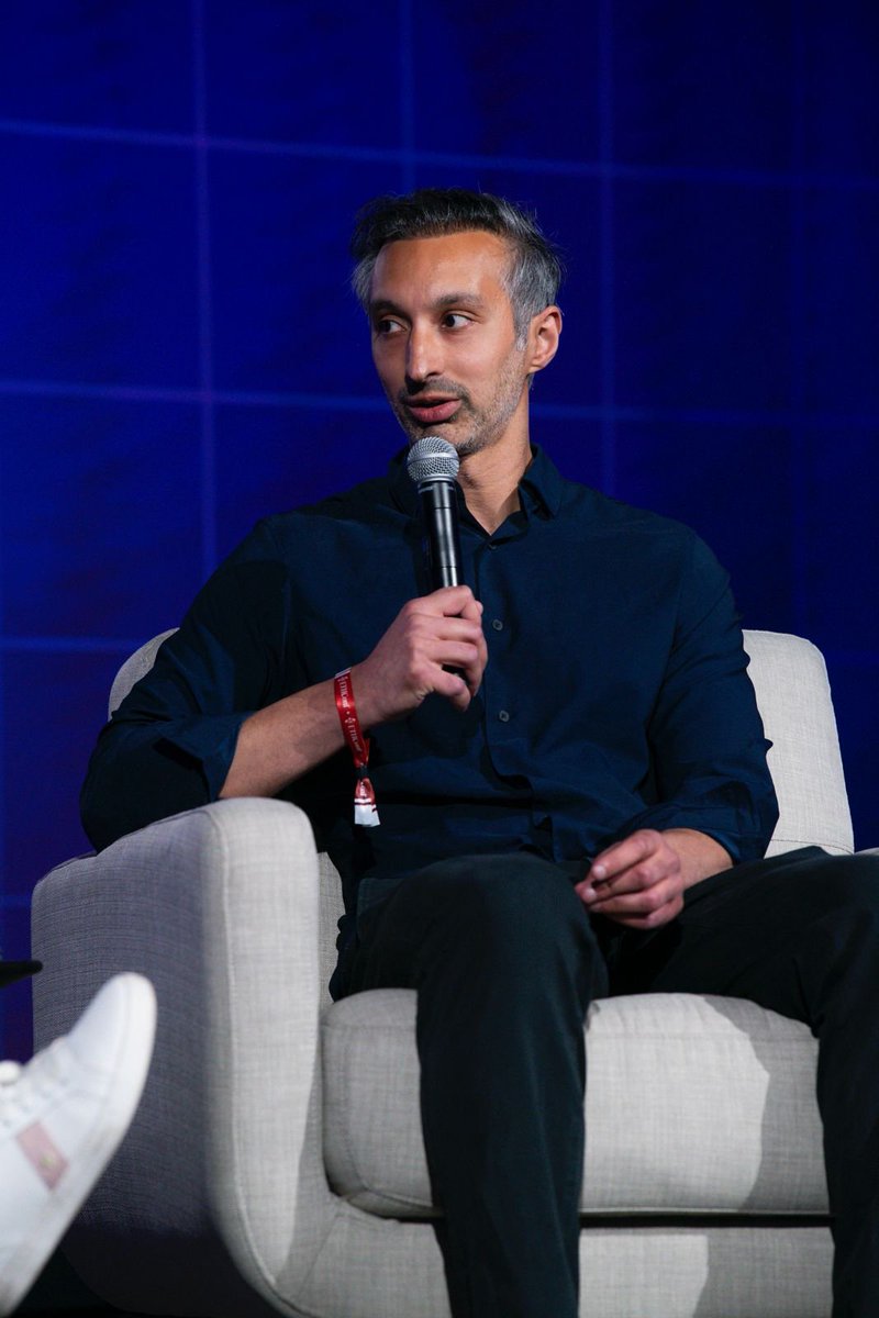 ethconf's tweet photo. Wall Street is moving onchain quietly, one desk and one product at a time. The migration is already underway.

@VivekVentures of @Etherealize_io with @AshleyStanhope of Hardfork Media on the Main Stage at ETHConf. https://t.co/XFLoUjYGOT