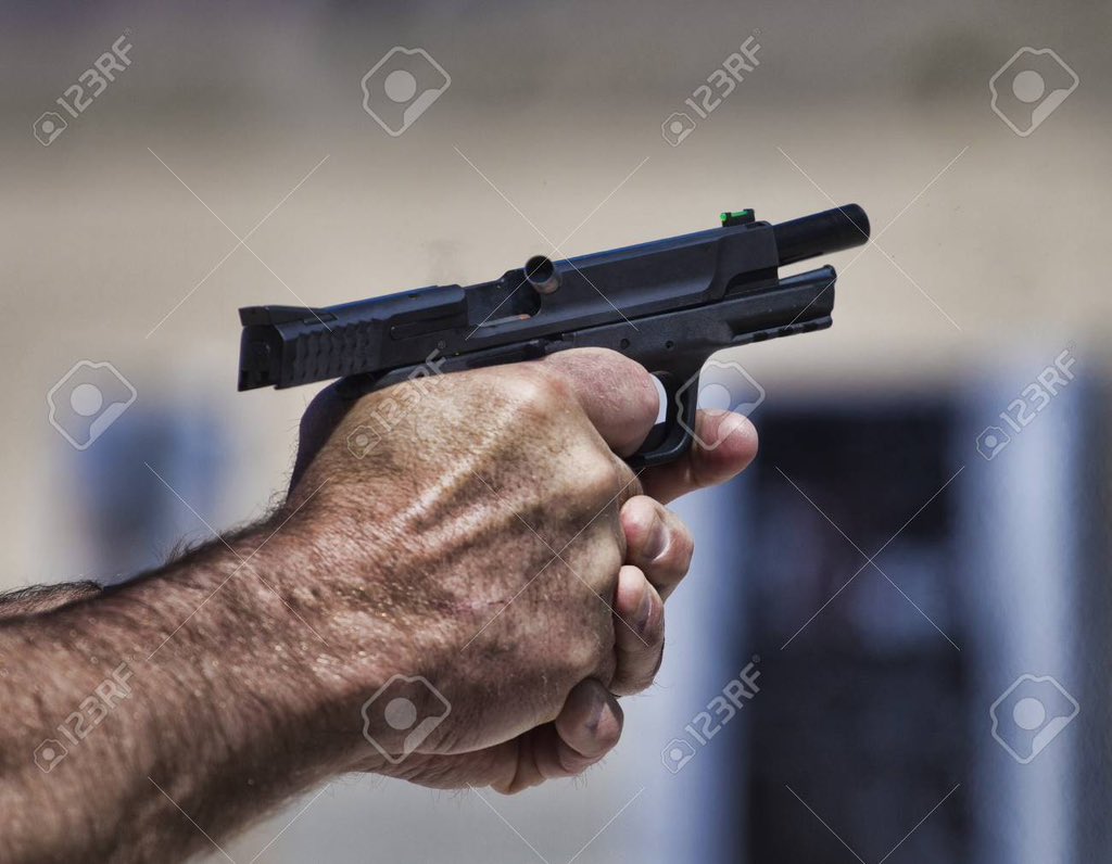 elko_ke's tweet photo. @Materiaprecisa @xalertnow Cuando un arma se dispara, la corredera de desplaza hacia atras dejando ver el cañon https://t.co/Bc4k1kvDUa