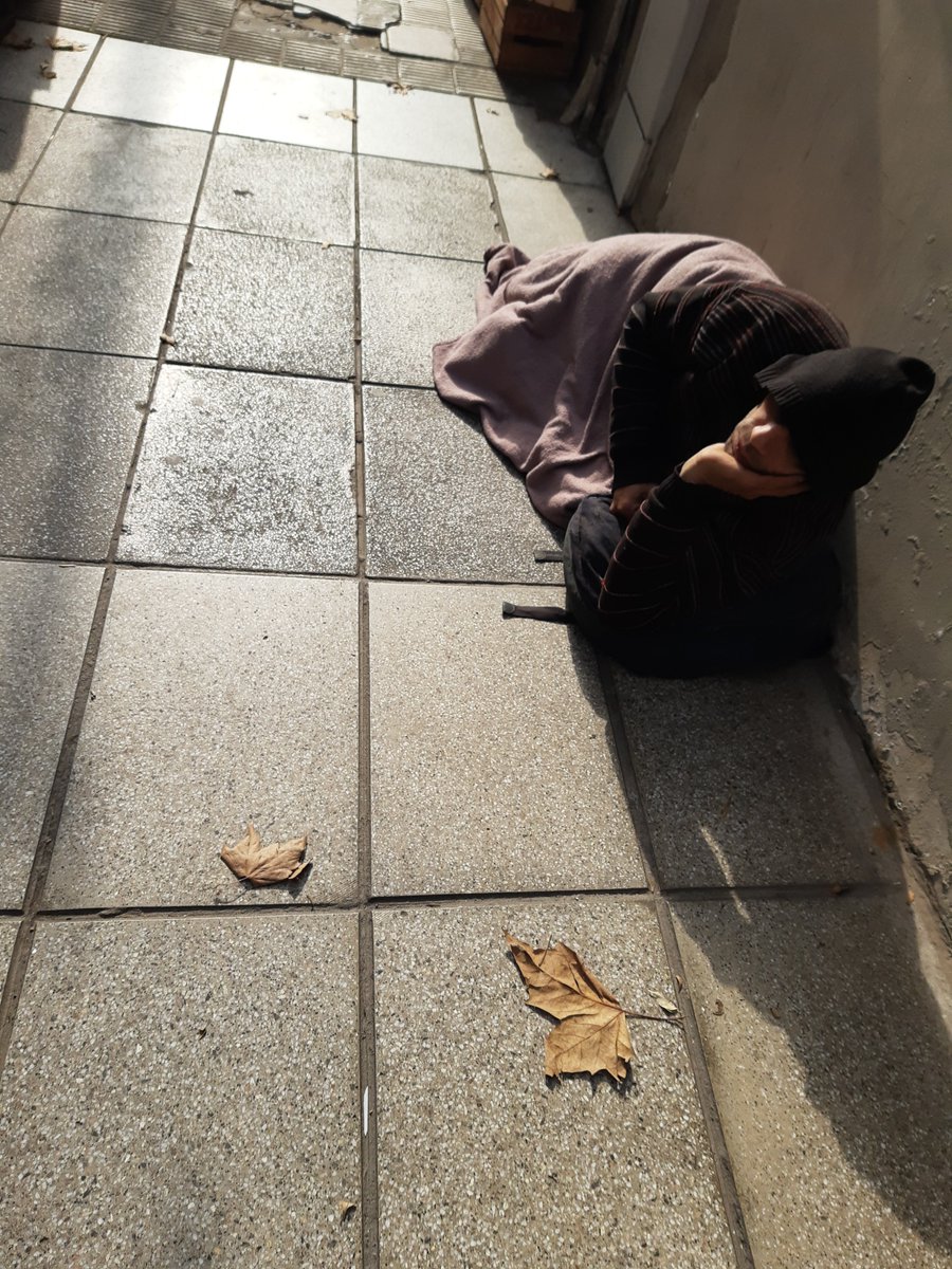 CleoPiar's tweet photo. @VecinosCon5633 @jorgemacri @gcba @ibaistrocchi @CominVillanueva @MHPineiro @PoliciaCiudadBA @SeguridadBA @gabimraida @gzinny Riobamba entre arenales y santa fe. Fisura instalado que pernocta, anoche con 3 amigos... Y de día cruza para tirarse al sol... El 108 le habla pero no se va. 🤦🏻‍♀️ https://t.co/zcdA1RZFGS