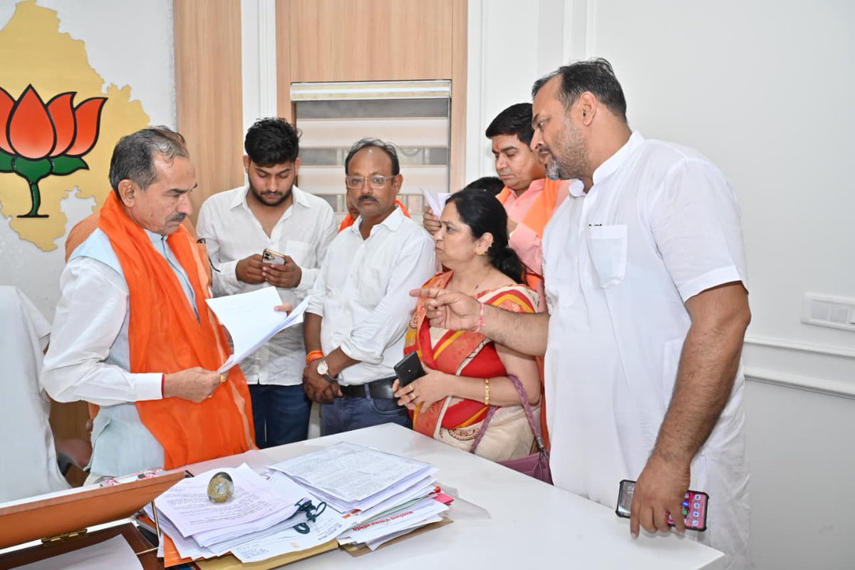 BJP4Rajasthan's tweet photo. भाजपा प्रदेश अध्यक्ष श्री @madanrrathore ने आज जयपुर स्थित भाजपा प्रदेश कार्यालय पर पार्टी पदाधिकारियों एवं कार्यकर्ताओं से आत्मीय मुलाकात कर विभिन्न संगठनात्मक एवं जनहित विषयों पर संवाद किया। https://t.co/WpAj6s4DgR