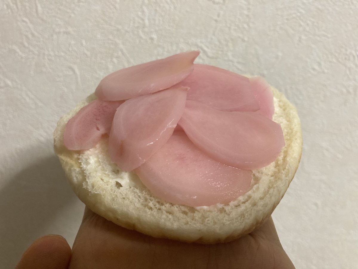 salmongodsake's tweet photo. ファミリーマートの岩下の新生姜つくね串で興味を持って新生姜スライスを初めて食べてみたけど、美味しかった
そして新生姜とファミチキバーガーセットをこうしてこうや
甘いフワッとバンズにザクッとチキンの旨味、シャキッと生姜の優しく爽やかな辛味とタルタルの酸味の四重奏、舌が幸せになった https://t.co/STNBW75oS8