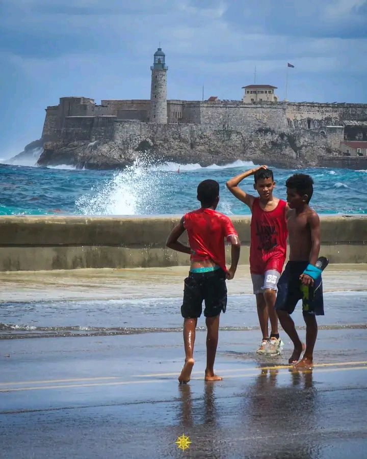 DanielMFons's tweet photo. Cuba se lleva en la 🩸, no importa en qué parte del 🌎 te encuentres hoy.

Estés donde estés, EE.UU. España, Uruguay, México o Miami... ¿qué es lo primero que harías o a dónde irías si bajaras del ✈️ en Cuba mañana mismo? 

​Los leo. Pongamos la bandera en los comentarios. https://t.co/aJnYT5ntKG