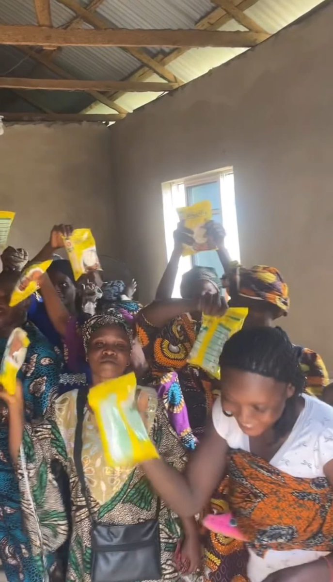 Minikothe3rd's tweet photo. What is wrong with these Northerners?

Selling their dignity and future for one kilogram of semovita. 😭 https://t.co/gJ1WGwgsMk