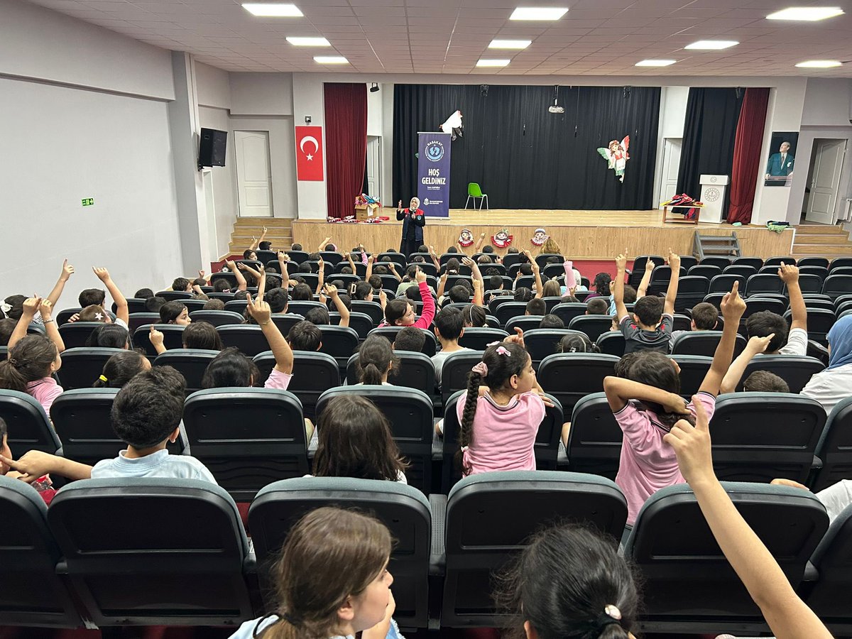 basakayorg's tweet photo. 💪 Afetlere karşı hazırlıklı bir toplum için farkındalık şart!
📍 Ahmet Kabaklı İlkokulu öğrencilerine yönelik düzenlediğimiz afet farkındalık eğitimi ile afet öncesi alınacak tedbirler, doğru davranış şekilleri ve afet sonrası yapılması gerekenler hakkında bilgi verdik. https://t.co/ryDY5jDfnN