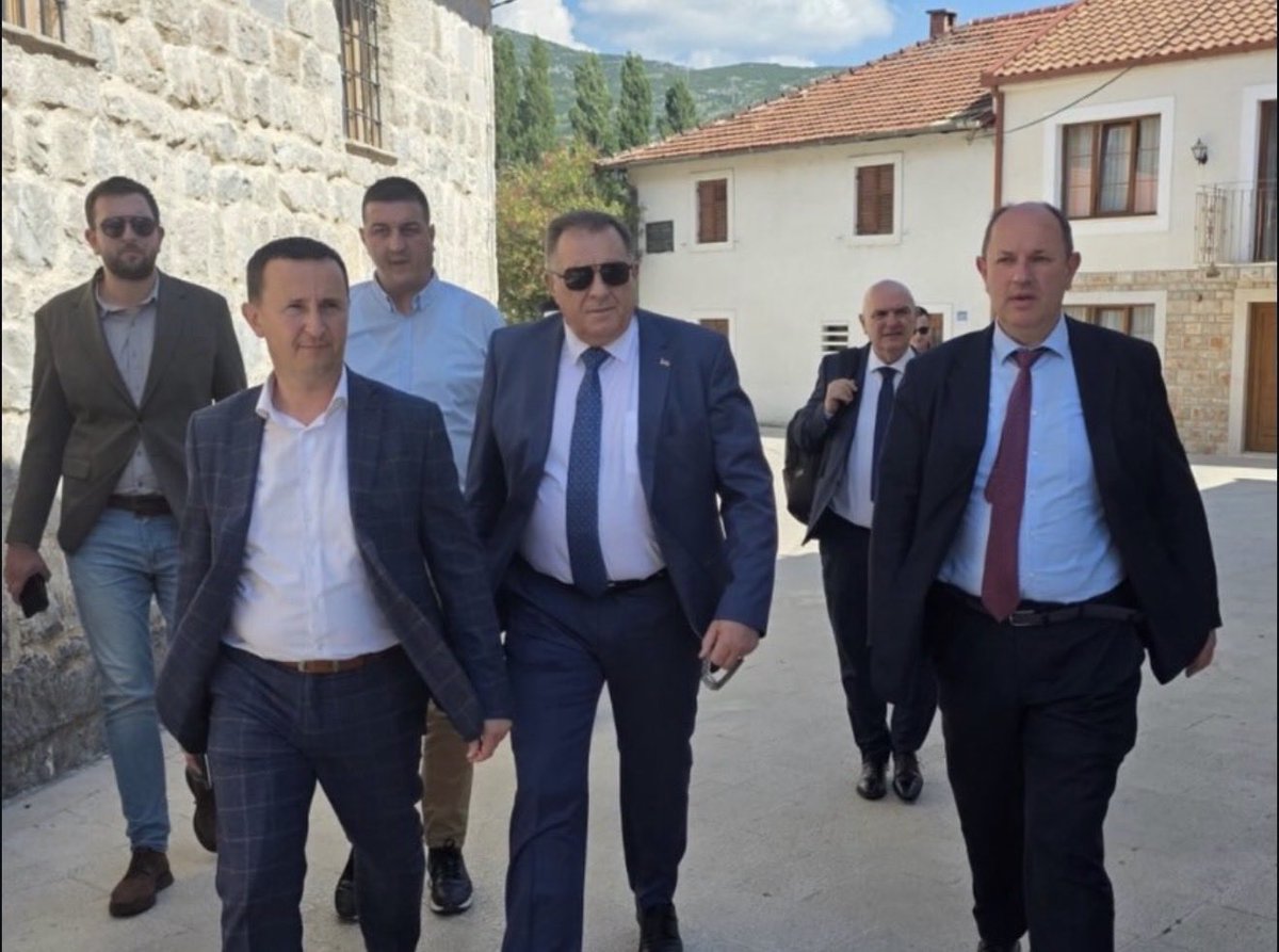lukapetrovictb's tweet photo. Са предсједником Милорадом Додиком који данас борави у посјети Требињу, обишли смо у потпуности реконструисан и поплочан Стари град, који представља још једну потврду успјешно реализованих пројеката.

Након обиласка, присуствовали смо и јавној трибини „Стратешки правац Српске“, гдје је предсједник Додик послао снажне поруке о стабилности и даљем развоју наше Републике.

Настављамо да радимо одговорно и посвећено, стварајући услове за даљи развој Требиња и бољи живот свих наших грађана.
