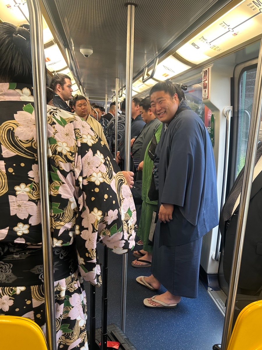 sumokyokai's tweet photo. 【大相撲パリ公演】
先に日本を出発したＡ班の力士達が、約１４時間のフライトを終え、フランスのシャルル・ド・ゴール国際空港に到着しました✈️

#sumo #相撲 #パリ公演 #Paris https://t.co/iLlu7n9WZm