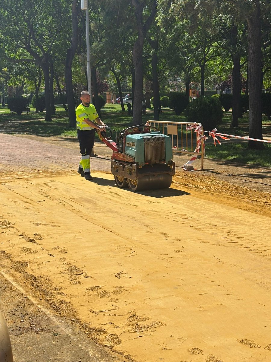 AytoHuelva's tweet photo. 🌳 Mejoramos los caminos del Parque Francisco Jiménez para hacerlos más accesibles y seguros.

🚧 Se ha renovado el firme con albero compactado y próximamente continuarán nuevas actuaciones en los tramos más afectados.

💙 Seguimos cuidando nuestros parques y zonas verdes. https://t.co/ewUYW8ABZx