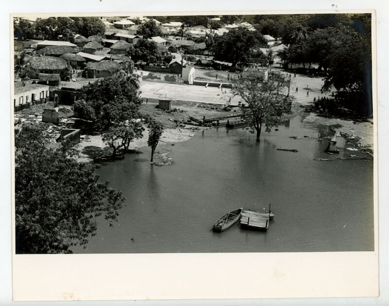 KZankeli's tweet photo. Akosombo: The Community the Dam(n!) Floods Built.
1. For the 87 consecutive years of our being a formal colony, we had no significant source of electric power.

2. Only four years into self-rule, a few wise men thought that a hydroelectric dam could hasten Ghana’s economic development by powering its future industries. And what’s more? Domestic life could become even more enjoyable.

3. But to make it happen, the lives and livelihoods of over 740 communities along the Volta River Basin had to be put on the line. These communities ranged from fisherfolk and petty farmers to cash-crop farmers across multiple ethnic groups: Akwamu, Gonja, Konkomba, Krachi, Kwawu, and Tongu Ewe.

4. During the construction of the Akosombo Dam (1961–1965), these communities were displaced by the flooding of the Volta River Basin that followed the project.

5. While most residents were reluctant to abandon their homes and sources of income for unfamiliar areas, the state, through the Volta River Authority, made an initial allocation of £3.8 million to build resettlement communities for those displaced. By 1968, a total of £13 million had been spent.

6. With that arrangement in place, both the dam construction and the resettlement exercise proceeded largely in parallel.

7. To ensure the completion of the dam, which remains, arguably, the single most important infrastructure project since Ghana’s independence, the Presidential House at Akosombo was built so that Nkrumah could personally oversee the project to its early completion.

8. Eternal repose to Osagyefo’s soul. Given that his opponents ridiculed the project, what might have happened if Akosombo had remained incomplete before his overthrow in 1966?

9. And as a scenic accident, the flooding of the Volta River Basin created Lake Volta, the world's largest man-made lake by surface area.

10. As several flood-prone towns in Accra continue to be submerged by perennial rains, could state-led resettlement appreciably resolve the crisis?

pic.1(L): flooded community during dam construction
pic.2(top-R): a planned resettlement community
pic.3(bottom-R): presidential house overseeing dam construction

🎥: UCLA Library