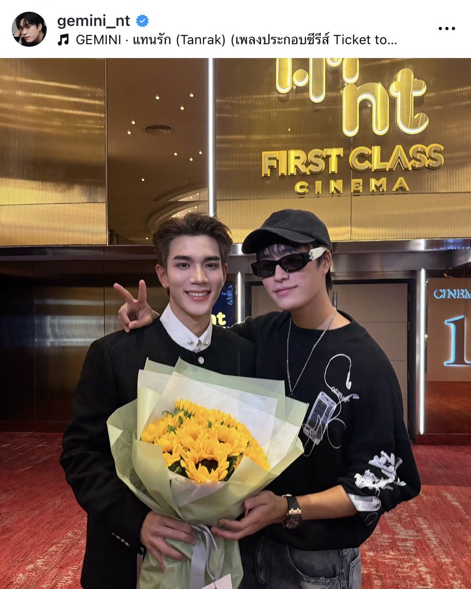 larasjeann2's tweet photo. Gemini's agenda today:
1. Got there early
2. Gave the bby his most favorite flowers🌻
3. Waited for his bby while getting his make up done🤭
4. Took pics n upload it on IG using 'Tanrak' song😭😭

My God!!How to be loved this much by Gemini??😭😭 
#กฤษดาพาราไดซ์GALA
#GeminiFourth https://t.co/JgCzGweW6Q