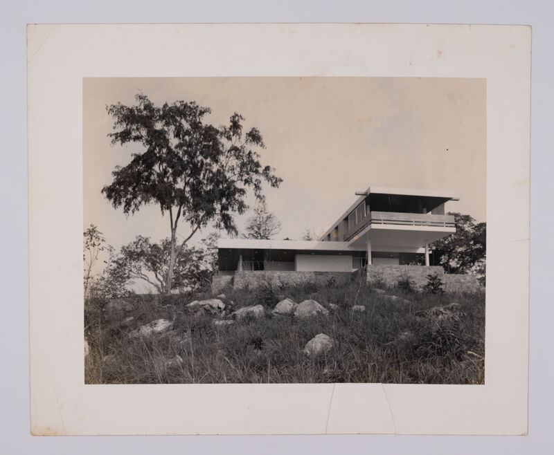 KZankeli's tweet photo. Akosombo: The Community the Dam(n!) Floods Built.
1. For the 87 consecutive years of our being a formal colony, we had no significant source of electric power.

2. Only four years into self-rule, a few wise men thought that a hydroelectric dam could hasten Ghana’s economic development by powering its future industries. And what’s more? Domestic life could become even more enjoyable.

3. But to make it happen, the lives and livelihoods of over 740 communities along the Volta River Basin had to be put on the line. These communities ranged from fisherfolk and petty farmers to cash-crop farmers across multiple ethnic groups: Akwamu, Gonja, Konkomba, Krachi, Kwawu, and Tongu Ewe.

4. During the construction of the Akosombo Dam (1961–1965), these communities were displaced by the flooding of the Volta River Basin that followed the project.

5. While most residents were reluctant to abandon their homes and sources of income for unfamiliar areas, the state, through the Volta River Authority, made an initial allocation of £3.8 million to build resettlement communities for those displaced. By 1968, a total of £13 million had been spent.

6. With that arrangement in place, both the dam construction and the resettlement exercise proceeded largely in parallel.

7. To ensure the completion of the dam, which remains, arguably, the single most important infrastructure project since Ghana’s independence, the Presidential House at Akosombo was built so that Nkrumah could personally oversee the project to its early completion.

8. Eternal repose to Osagyefo’s soul. Given that his opponents ridiculed the project, what might have happened if Akosombo had remained incomplete before his overthrow in 1966?

9. And as a scenic accident, the flooding of the Volta River Basin created Lake Volta, the world's largest man-made lake by surface area.

10. As several flood-prone towns in Accra continue to be submerged by perennial rains, could state-led resettlement appreciably resolve the crisis?

pic.1(L): flooded community during dam construction
pic.2(top-R): a planned resettlement community
pic.3(bottom-R): presidential house overseeing dam construction

🎥: UCLA Library