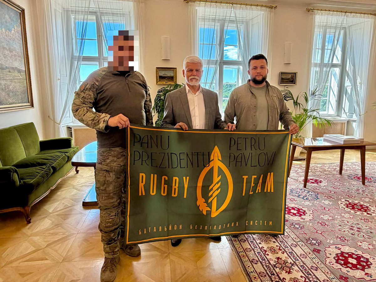 Mac_Volonter's tweet photo. V minulém týdnu jsme měli tu čest navštívit spolu s velitelem Rugby Teamu Jevhenem Dudkou pana prezidenta Petra Pavla🇨🇿🫱🏻‍🫲🏼🇺🇦

Cílem našeho setkání bylo vyjádřit poděkování České republice, a obzvláště panu prezidentovi, za dlouhodobou podporu Ukrajiny, která se brání ruské agresi.

Pan prezident během setkání připomněl, že aktuální ukrajinské útoky, zejména ty na velkou vzdálenost, ukazují i těm, kteří dříve pochybovali, že Ukrajina dokáže nejen vzdorovat, ale také vítězit.

Toto gesto má pro vojáky na frontě větší význam, než si lidé v České republice dokážou představit. České pomoci si nesmírně váží — vidí ji v konkrétním vybavení, autech i další podpoře, která jim pomáhá pokračovat v boji.

Děkujeme panu prezidentovi za přijetí 🫶🏼🫡
@prezidentpavel 
@FoltynOtakar 
@lauraprzybylak 
@rugby_team_army