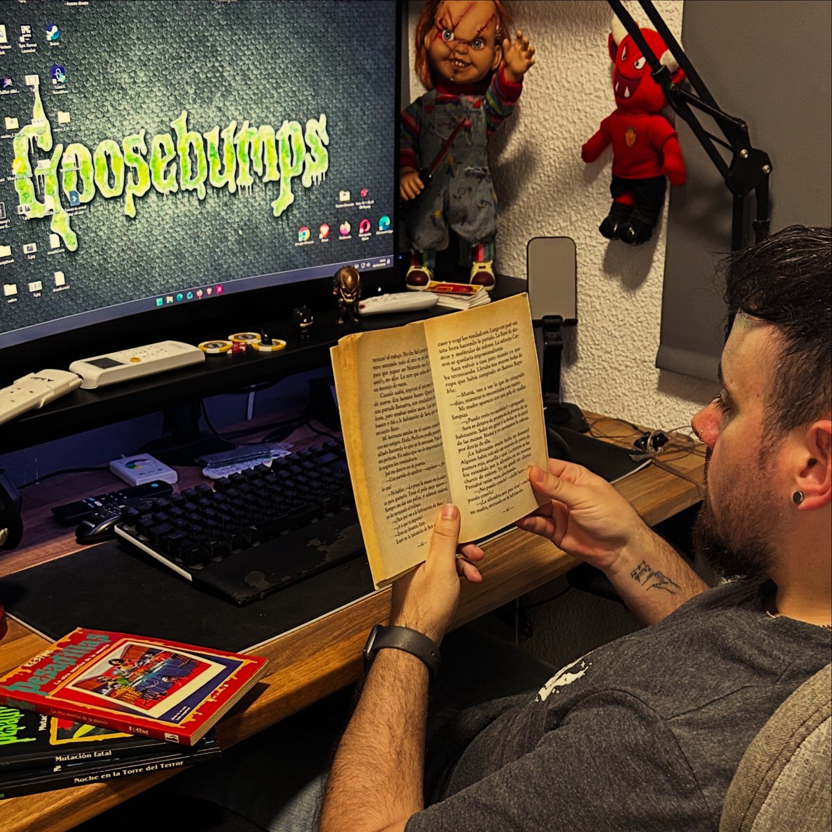 caxxulo's tweet photo. Justo el otro día subí una historia de la intro de “Gossebumps” despertando nostalgia a más de uno. Haciendo limpieza me encontré unos cuantos libros que leí en mi época de “mocoso”, quien me iba a decir que me apetecería después de tantos años volver a leerlos. https://t.co/VZ0TIJBNG9