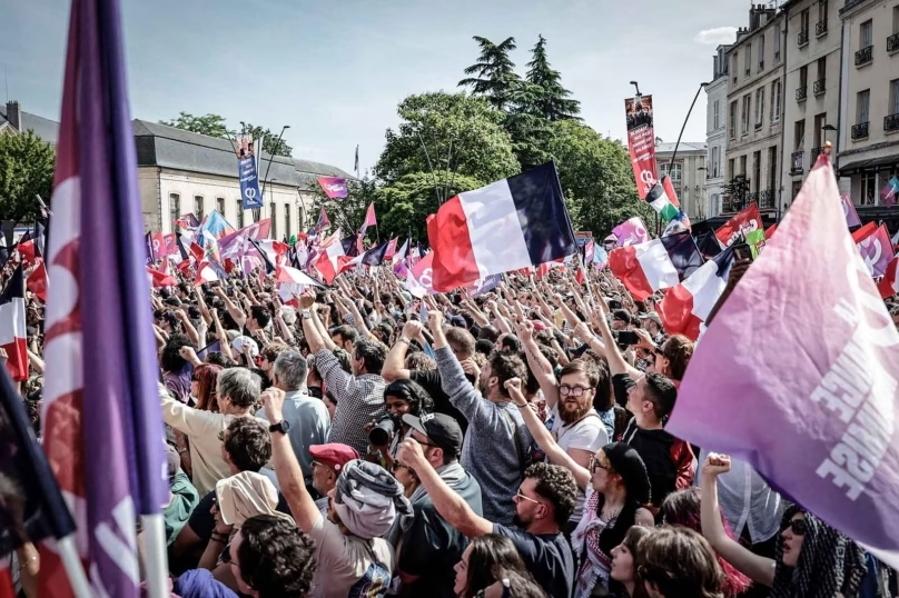 HumanOrMonkeys's tweet photo. Mélenchon est probablement le seul politique capable de faire chanter La Marseillaise, drapeau 🇫🇷 à la main, à un 🇫🇷 de souche, un Noir, un Asiatique et un Arabe, le même jour et au même endroit, tout en leur donnant le sentiment d’appartenir à un même peuple et d’en être fiers. https://t.co/x8LFTluSKd