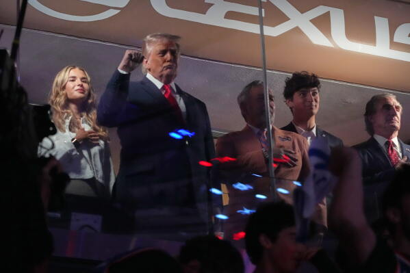 ElLiberalSV's tweet photo. #EstadosUnidos 

Trump es abucheado durante el himno nacional antes de las Finales de la NBA https://t.co/cdtc30wbLf https://t.co/78AL1zHuCO