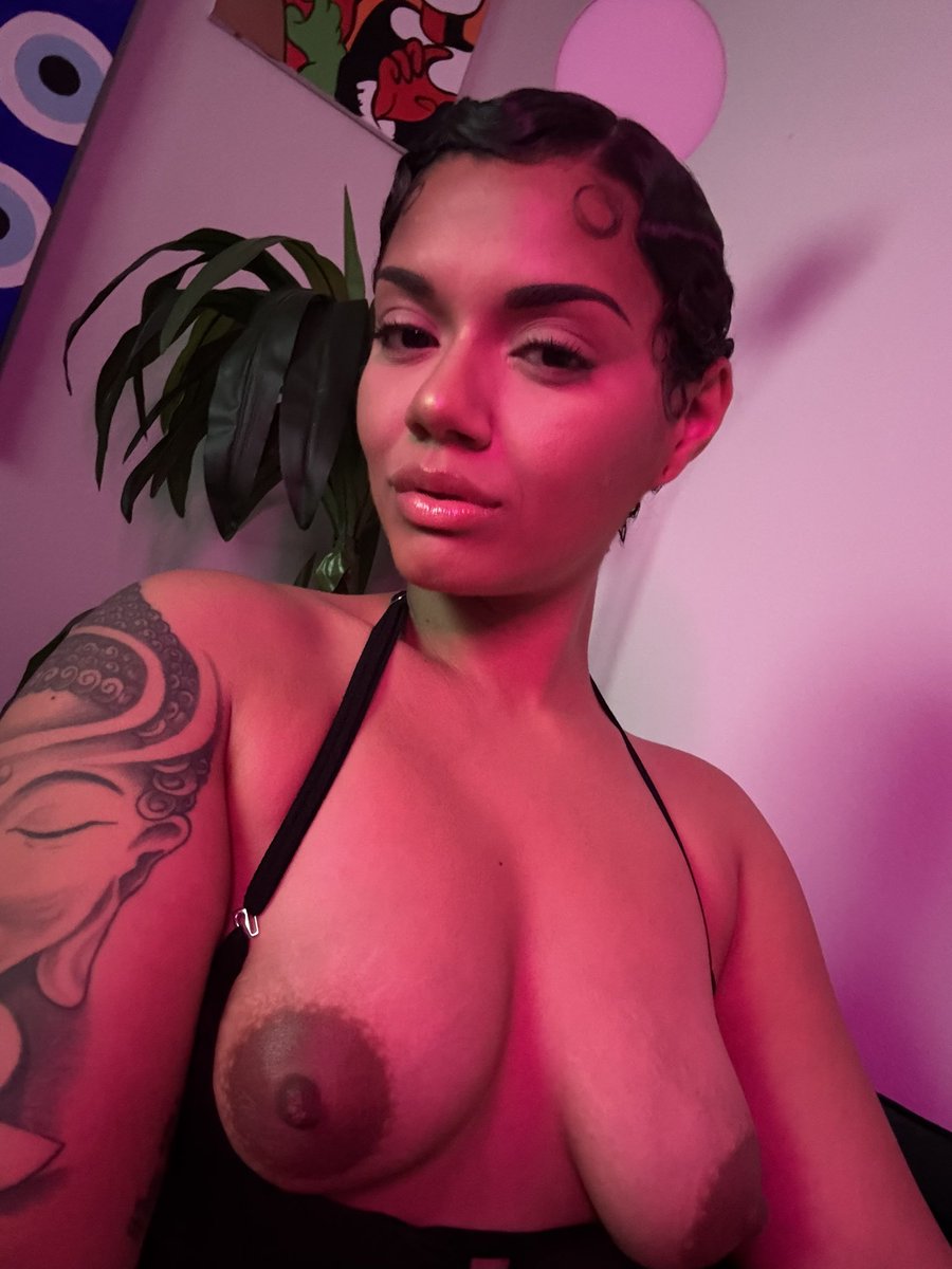 Theonlysafarii1's tweet photo. Happy Titty Tuesday 🩷😈 https://t.co/NJroLwyjJg