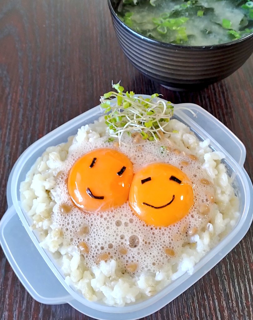 bukkakemisosiru's tweet photo. おはようございます😃

水曜日のニコ玉TKGを頂きます🍴🙏
今日はふわふわ酢納豆にオン‼️

さぁもりもり食べて今日も1日がんばろかいな😆

#おうちごはん https://t.co/Sn2sJKZhG4
