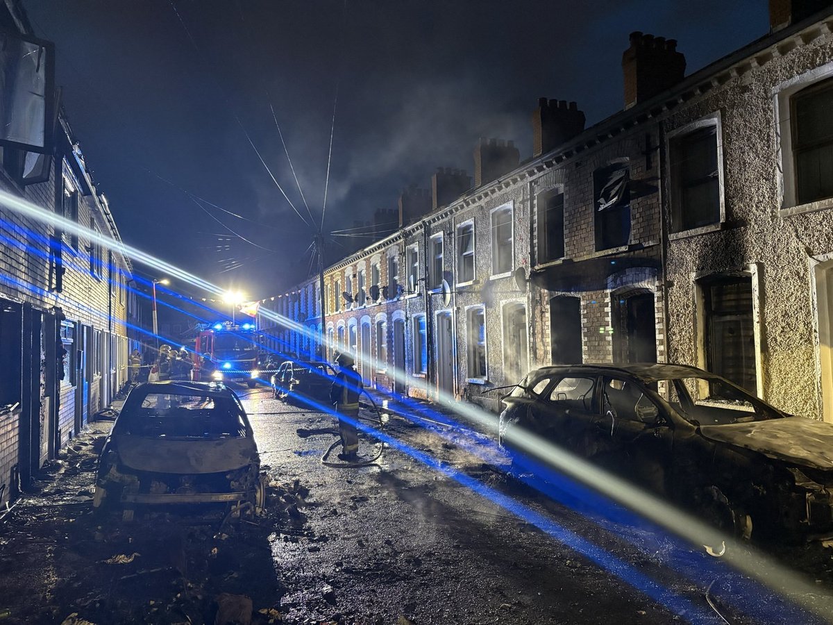 RadarAustral_'s tweet photo. 🇬🇧🇮🇪| Una foto muestra las secuelas de los incendios en el este de Belfast. https://t.co/zKYJQzI1KK